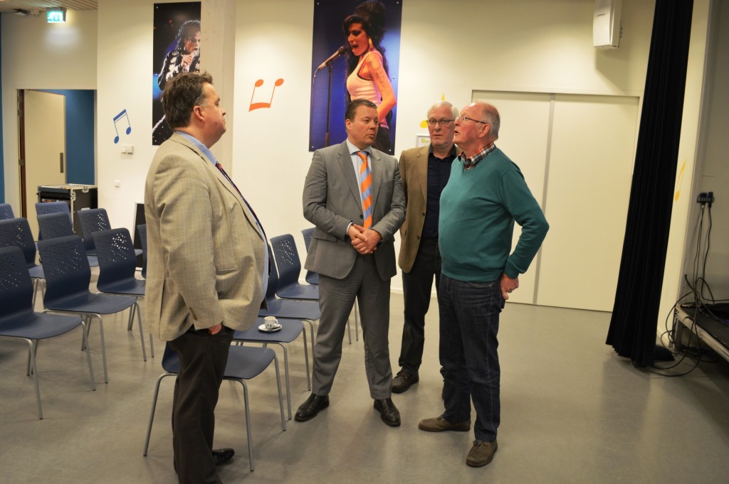 De Hoornse sportwethouder Ben Tap (tweede van links) wordt bijgepraat door voorzitter Fred Avis, penningmeester Arend Stapel en Gerrit Roos, gastheer voor Artur Jussupow (vlnr).