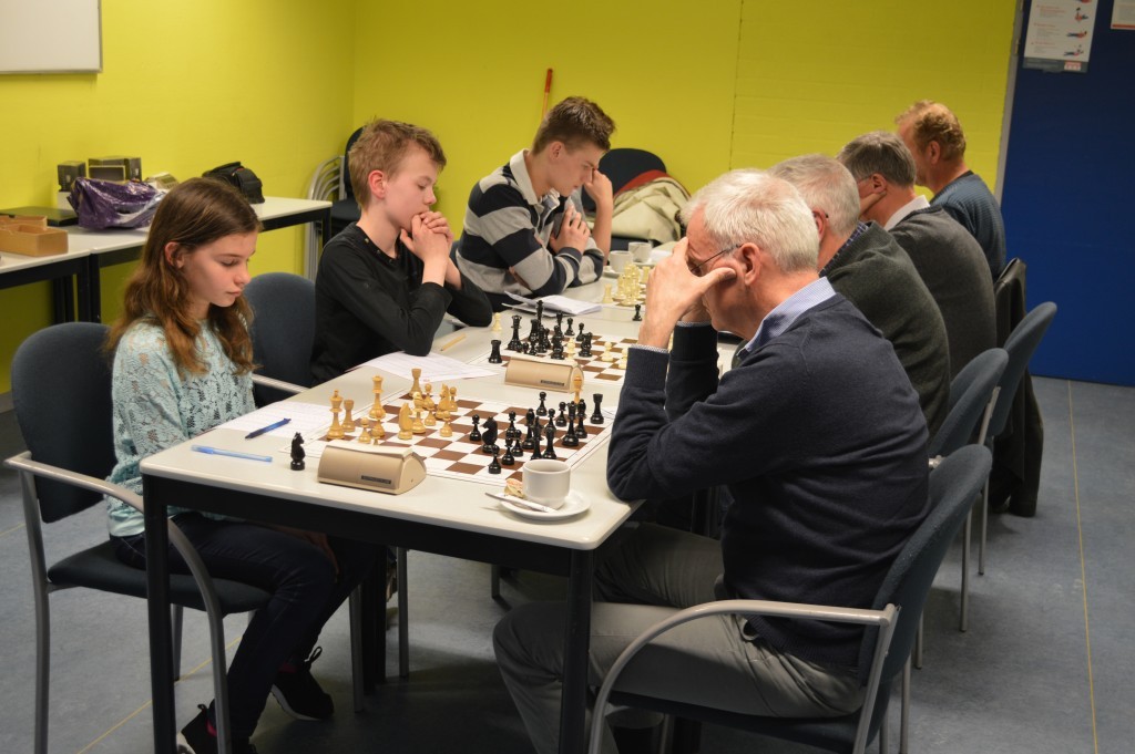 Robin Duson (links), kopvrouw van Caïssa-Eenhoorn, neemt het weer op tegen Hans Morsink.