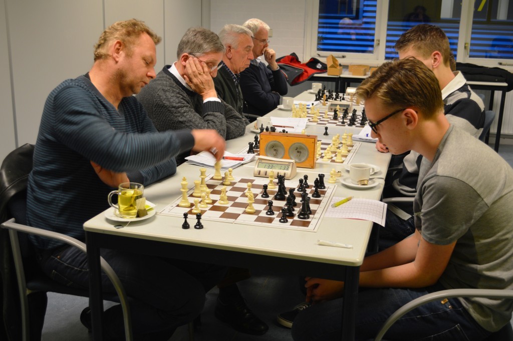 GZ-debutant Eugène Koomen in actie tegen Martijn de Wit.