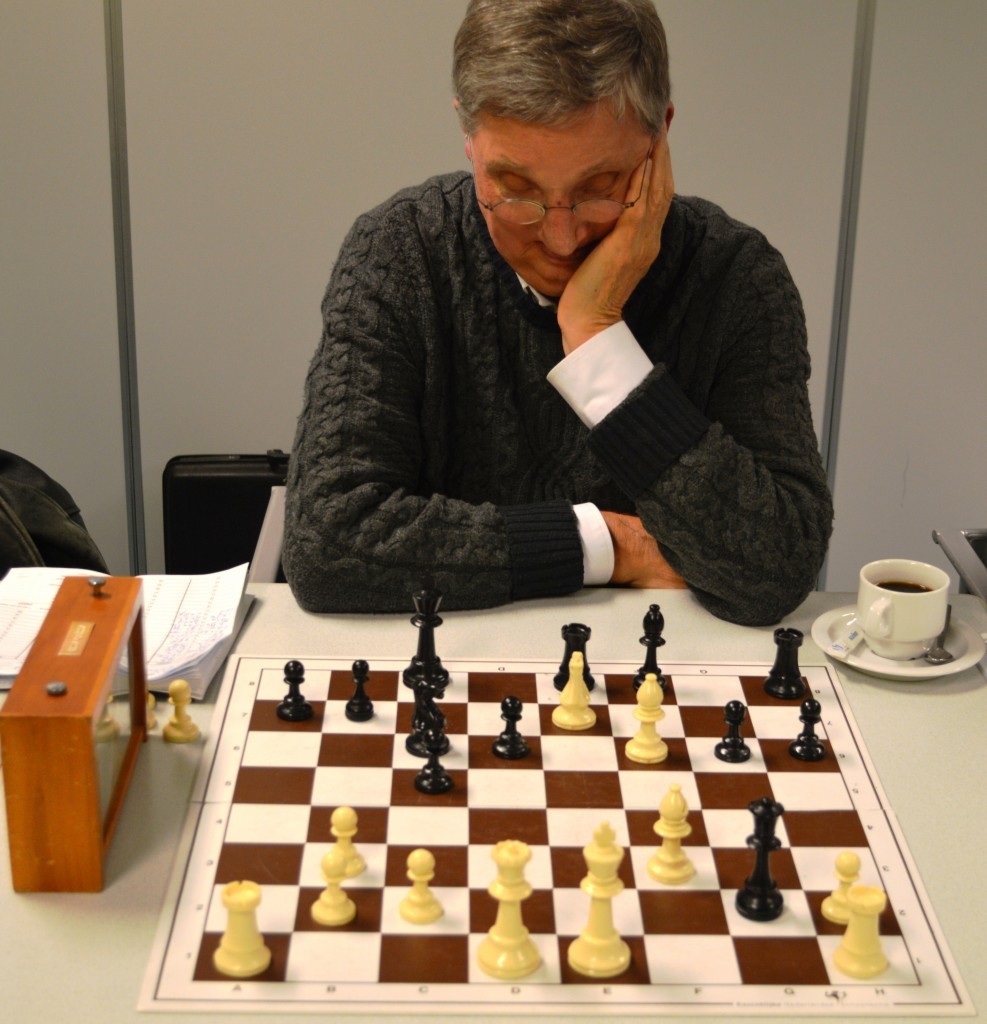 Mooie stelling. Kees Kraijo heeft schaak gegeven op e8, maar moet nadenken over een tegenschaak van het paard op e7.