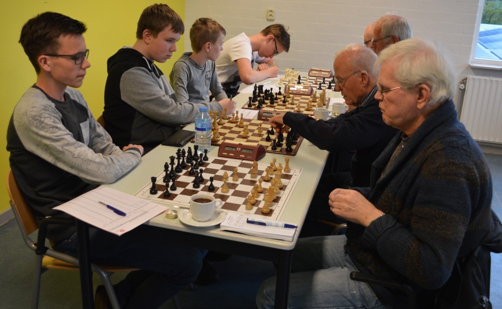 Rowan Louter, Klaas Jan Koedijk, David Verweij en Martijn de Wit (links, van voor naar achter) zijn aan hun laatste bondswedstrijd van het seizoen begonnen.