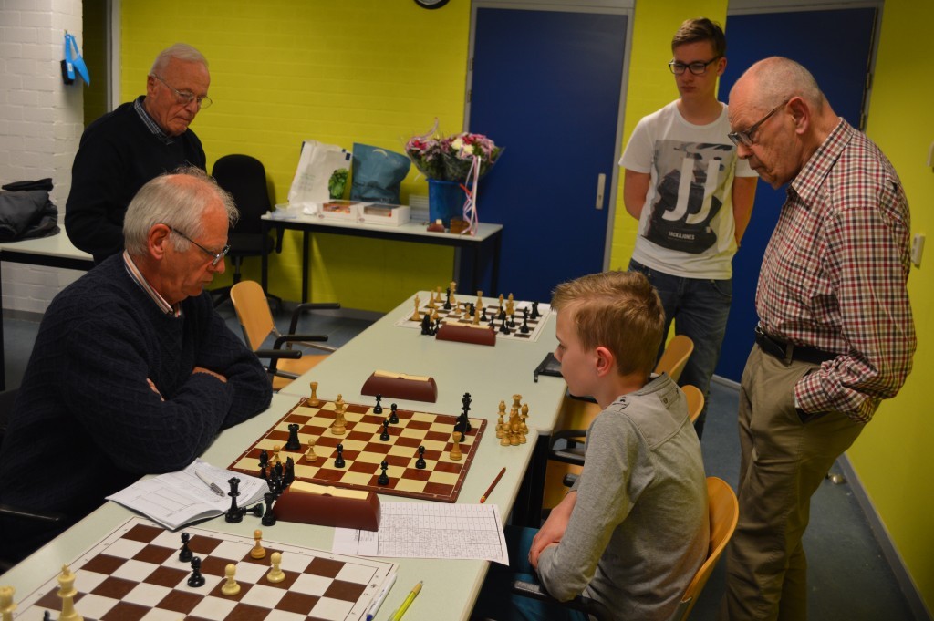 Jan Hoffer (links) en David Verweij bezig aan de laatste partij van de NHSB-viertallencompetitie. Eugène Thole, Martijn de Wit en Cor Kuiper (vlnr) kijken toe.