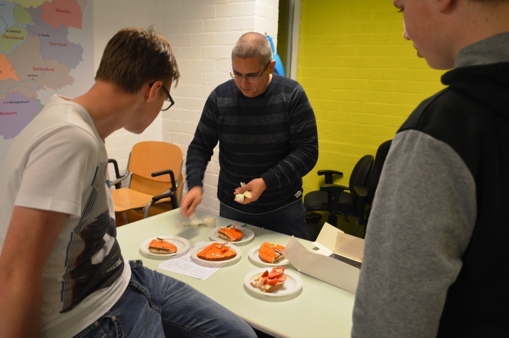 Direct na het veilig stellen van de zesde overwinning snijdt Ronald Ritsema de koningsdagspelenvlaai in punten.