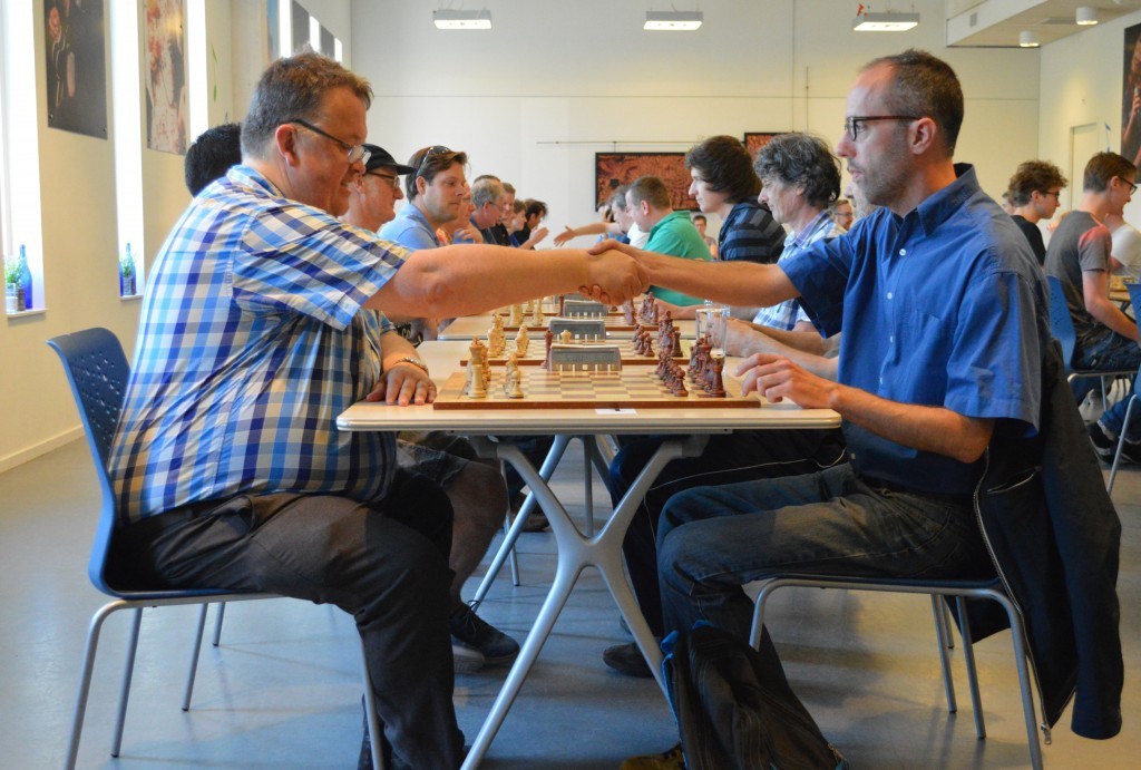 Fred Avis (links) als snelschaker. Hij begint het kampioenschap tegen grootmeester Erik van den Doel.