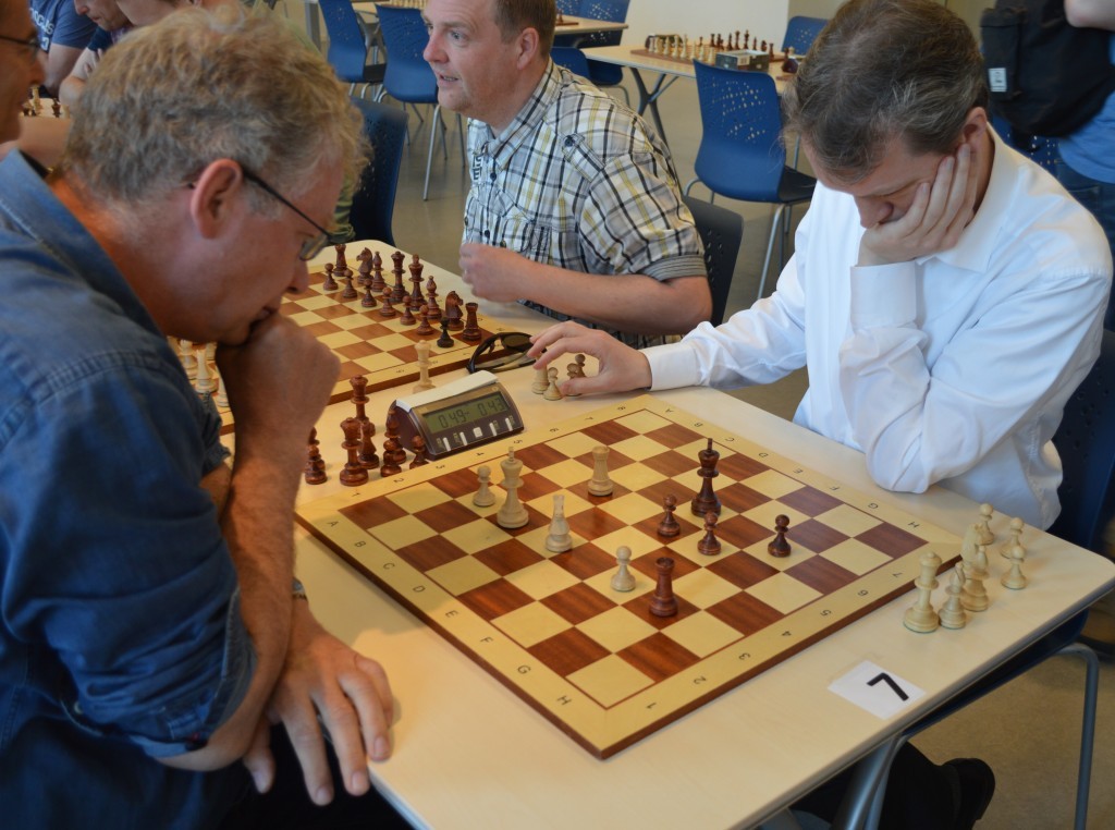 Eindspel in de partij Alex Albrecht (De Waagtoren) - Henk-Jan Visser (Caïssa-Eenhoorn). Wit staat een stuk voor en heeft zes seconden meer tijd.