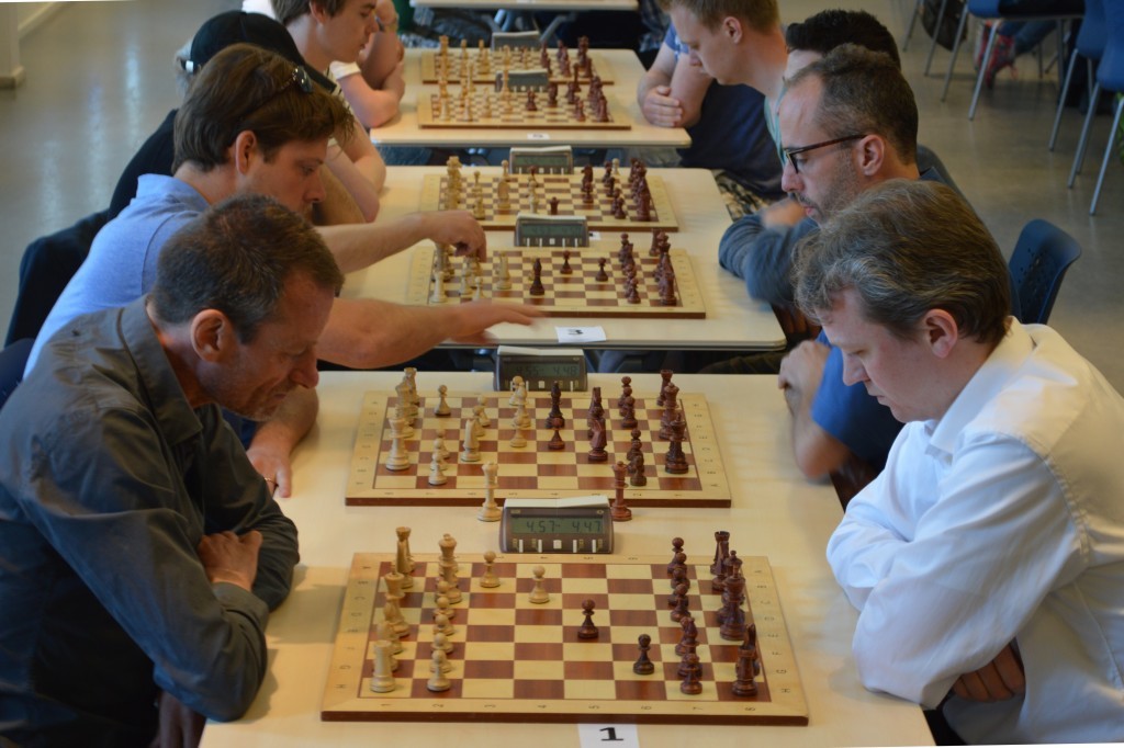 Caïssa-Eenhoorn-troef Henk-Jan Visser (rechts) zit in een inspiratievolle omgeving. Grootmeesters naast hem, de latere kampioen tegenover hem.