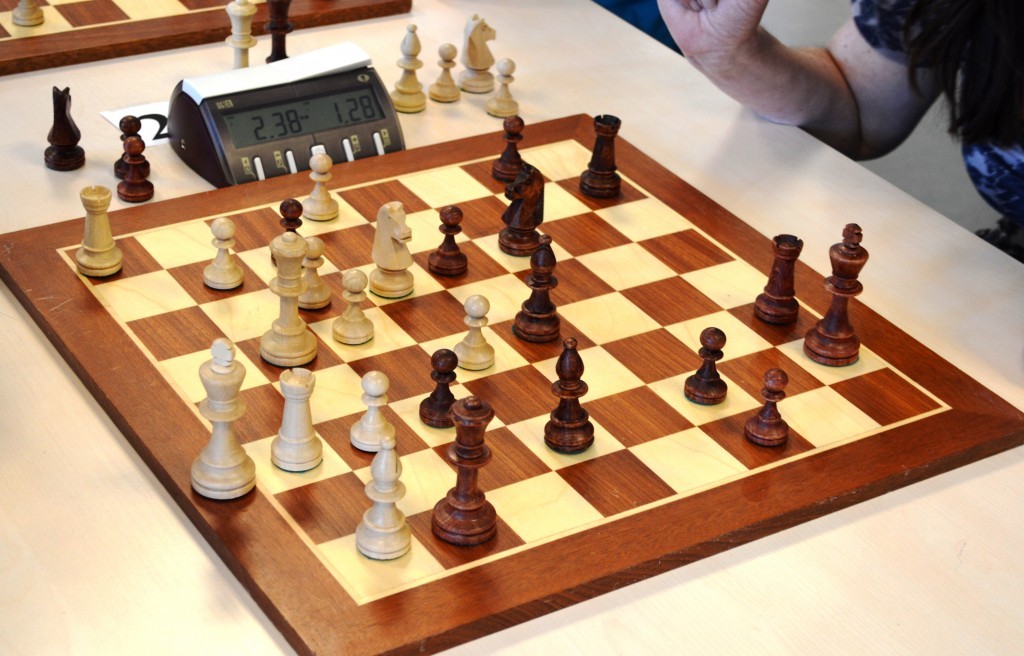 Een nieuwe zet op het schaakbord: Kg1-f0. Humor in de partij Jordi Valies - Susanne Glas.