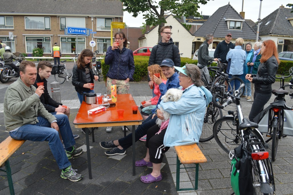 Koffie- en frisdrankpauze bij de eerste stempelpost, in Spanbroek.