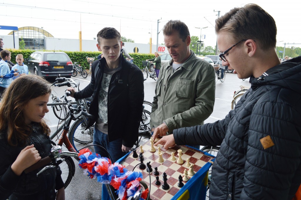 De Hoornse kampioenen Robin Duson en Nick Manshanden en verder Ton van Dijk en Martijn de Wit (vlnr) bespreken in Obdam de Westfriese stelling.