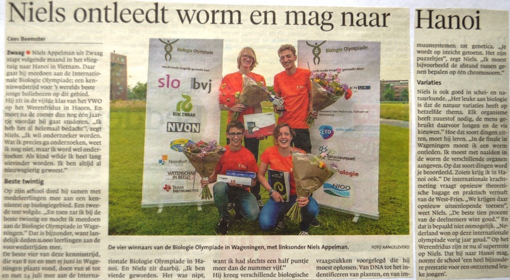 Op de krantenfoto de Nederlandse ploeg voor de International Biology Olympiad. Staand Ilija Milutin (links) en Gosse Sjoerd Bootsma, zittend Niels Appelman (links) en Marieke Smit.
