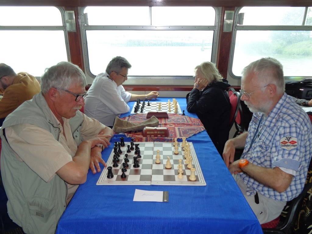Piet Davidzon met zwart tegen Ruud Stoelman en bij het raam kapitein Peter van der Schee tegen Nel Sasbrink.