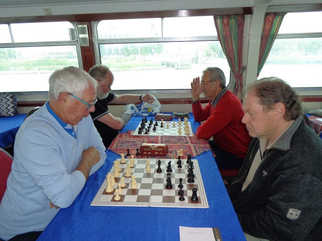 Witspeler Henk Sijm denkt na tegen Co Buysman en naast hem doet Peter Stam hetzelfde tegen Dirk Beemster.