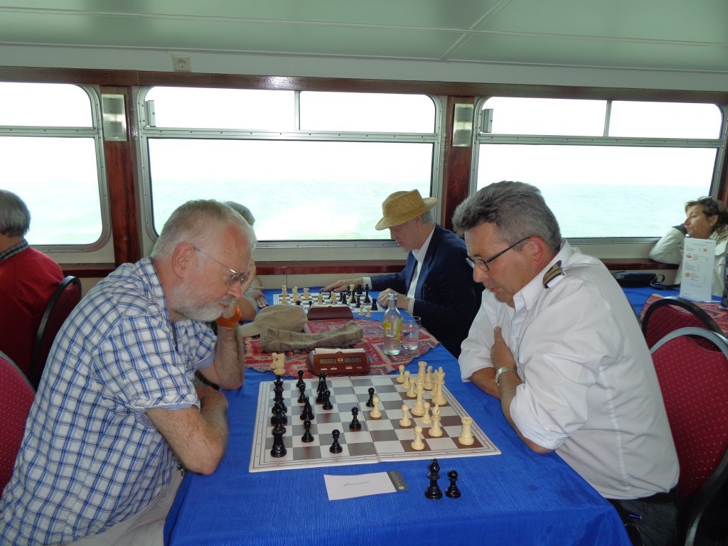 Topper in de derde ronde. De ongeslagen koplopers Ruud Stoelman (links) en Peter van der Schee treffen elkaar.