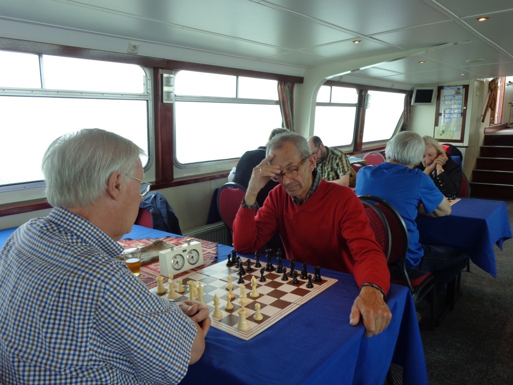 Ook Anton Hommes (links) eindigt met drie punten op de gedeelde tweede plaats. Dirk Beemster kan hem er niet van afhouden.