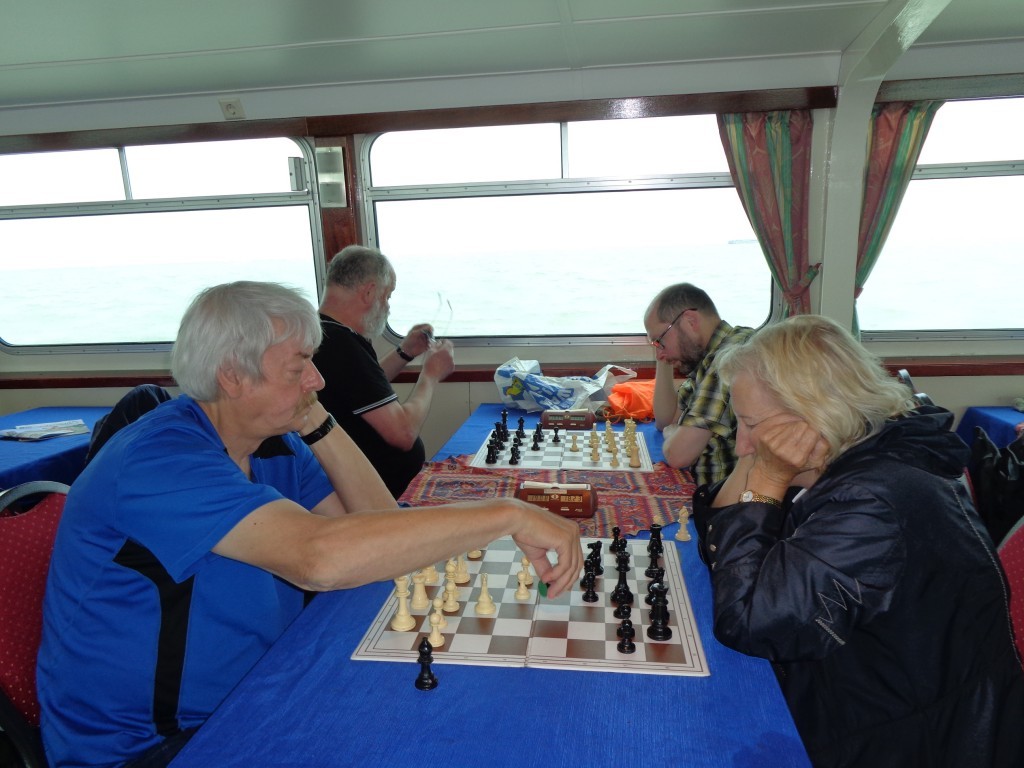 Rob Bouwman, de derde driepunter, aan zet tegen Nel Sasbrink.