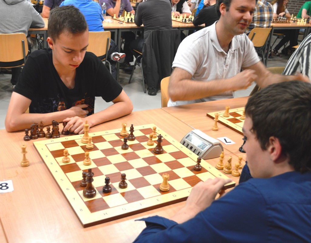 Jorden van Foreest (rechts) actief in De Huesmolen. Seréyo Bekkink neemt het tegen hem op tijdens het NHSB-snelschaakkampioenschap van 2014.