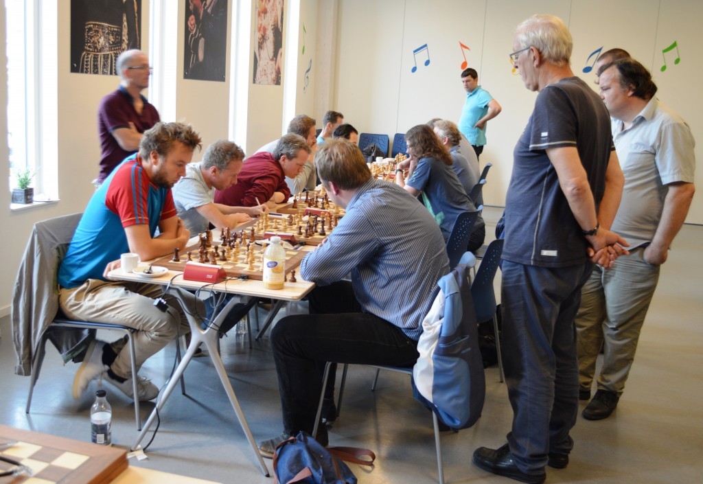 Belangstelling voor de topborden. Kopman Daan Zult (links) is aan zet tegen Elmar Hommes. Naast hem noteert Mark van Ojik en kijkt zijn opponent Pieter Tromp bij het achtste bord.