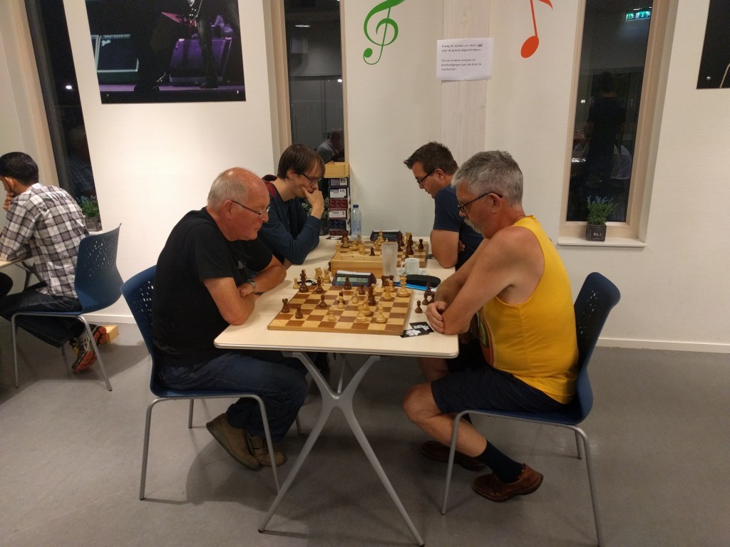 Gerrit Roos - Jan Kuin en Gijs Leene - Ruud Loots bij het opdrachtschaak.