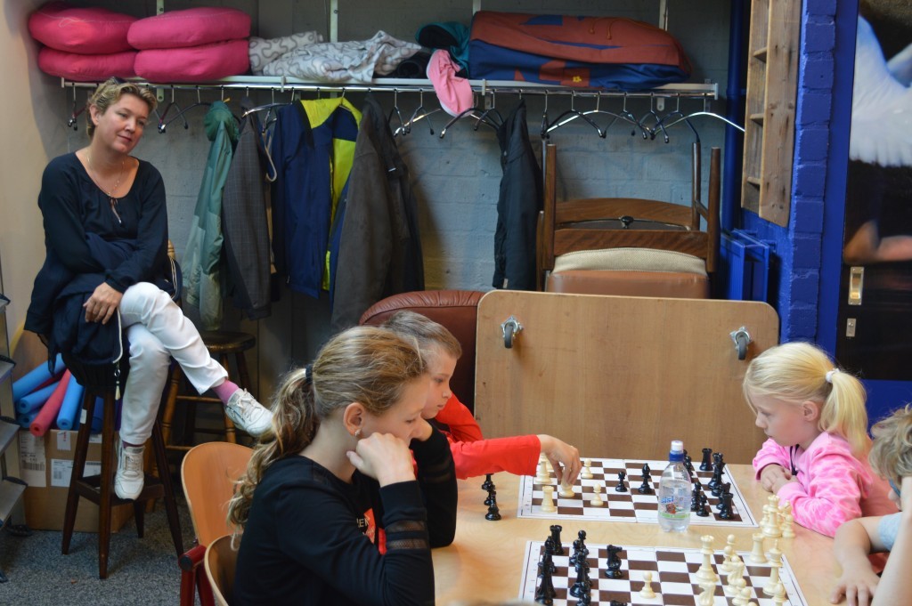 Liz Manshanden (rechts, met de zwarte stukken) is in groep 12 begonnen aan haar Grand Prix-toernooi. Moeder Ingrid kijkt van een afstandje toe.