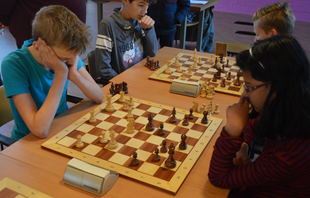 Het familieschaak dat niet komt. Omdat de witte dame op g4 de zwarte pion op g7 pent, kan David Verweij Pf6+ spelen. Hij kiest tegen de latere groepswinnares Manasvita Basa voor een andere voortzetting.