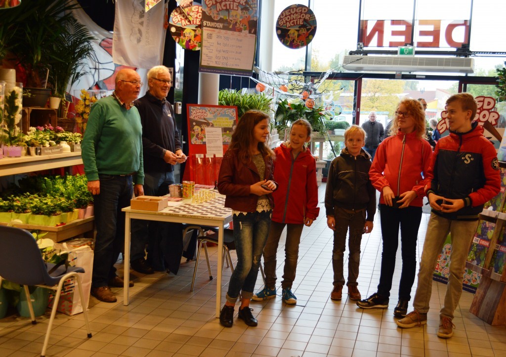 De Caïssa-ploeg in de Deen-supermarkt is er klaar voor om zoveel mogelijk sponsormuntjes in te zamelen. Vlnr Gerrit Roos, Arend Stapel, Robin en Stella Duson, Aron, Aranka en David Verweij.