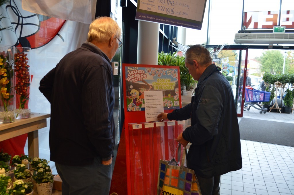 ...oud sponsormuntjes in de koker van Caïssa-Eenhoorn stoppen.