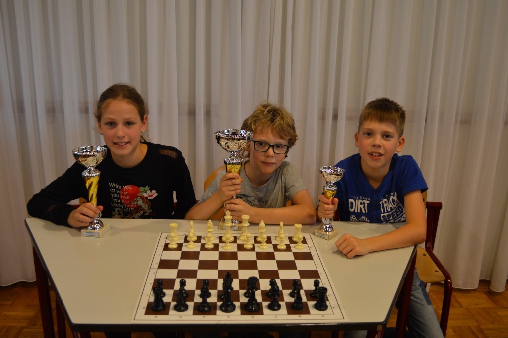 De top drie van groep 12. Van links naar rechts Noa van Langen (2), Julian Diepgrond (1) en Jarin Kok.