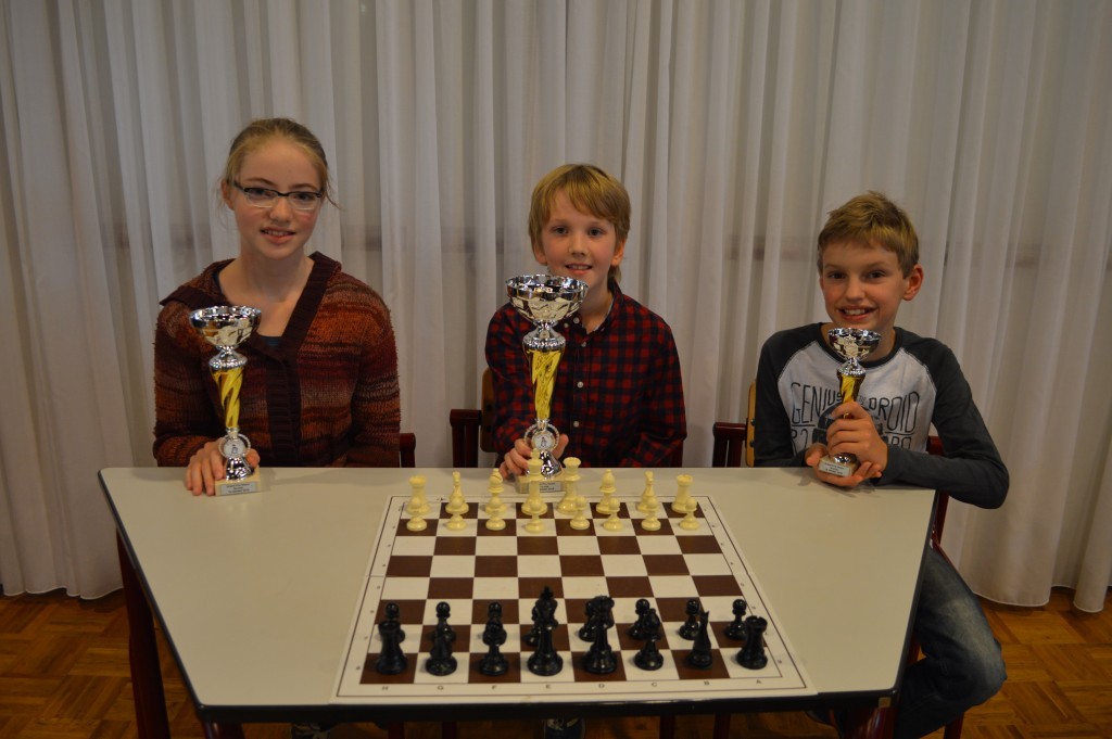 De top drie van groep 8. Van links naar rechts Jade Kooistra (2), Thijs Schols (1) en Thomas Bood.