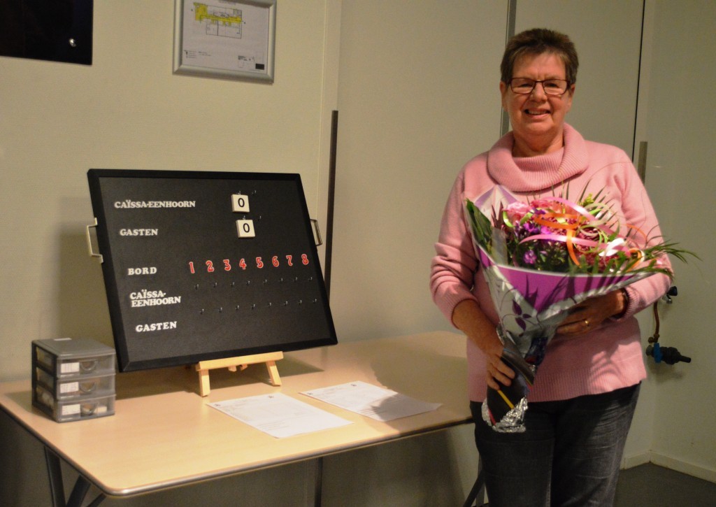 Yvonne Holscher bij het door haar gemaakte scorebord.