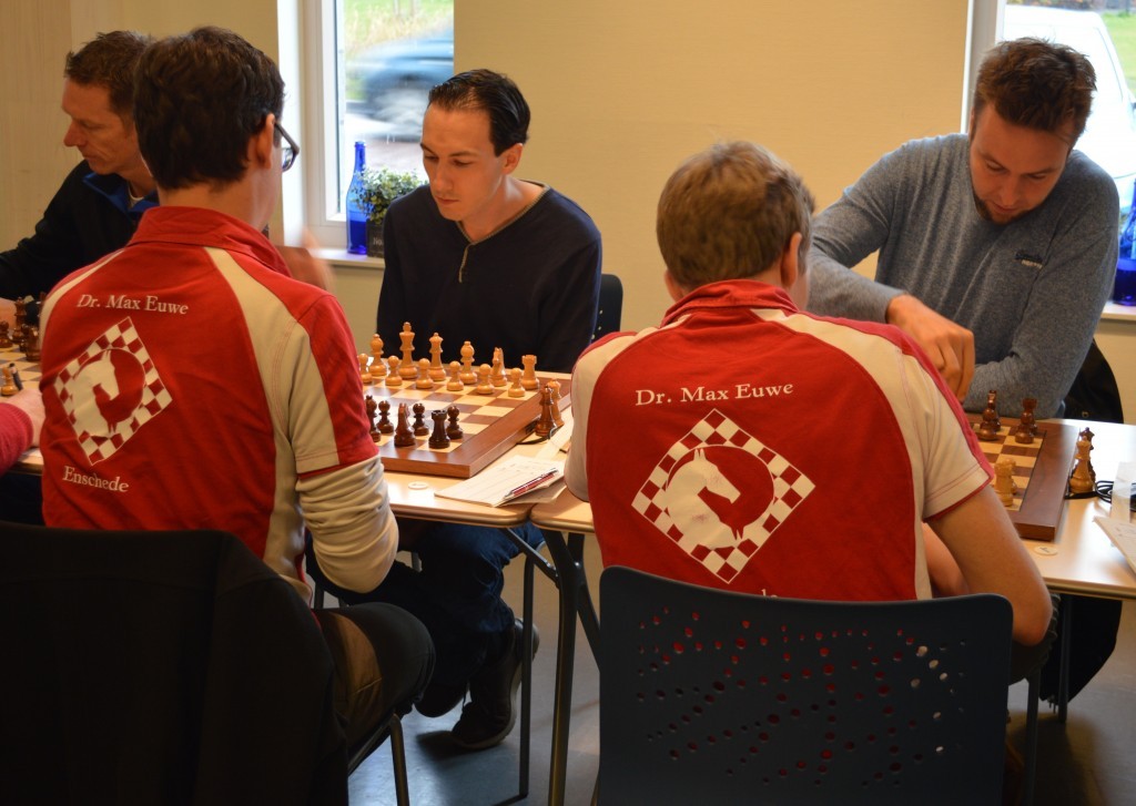 Iedereen speelt tegen de juiste tegenstanders. Wouter de Haas (links) tegen Martijn Monteban en Thomas van Veelen tegen Daan Zult.