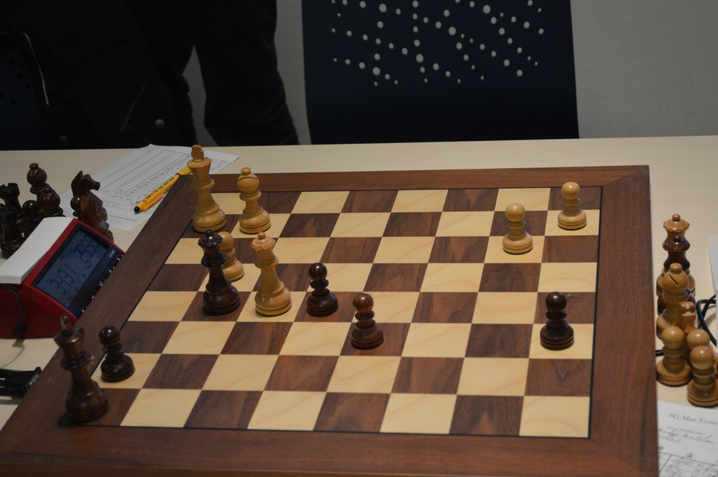 Martijn Monteban (wit) staat gewonnen. Matdreiging op f8 en het naderend schaakje op c1 (met de koning op g1) wordt opgevangen met Lf1.
