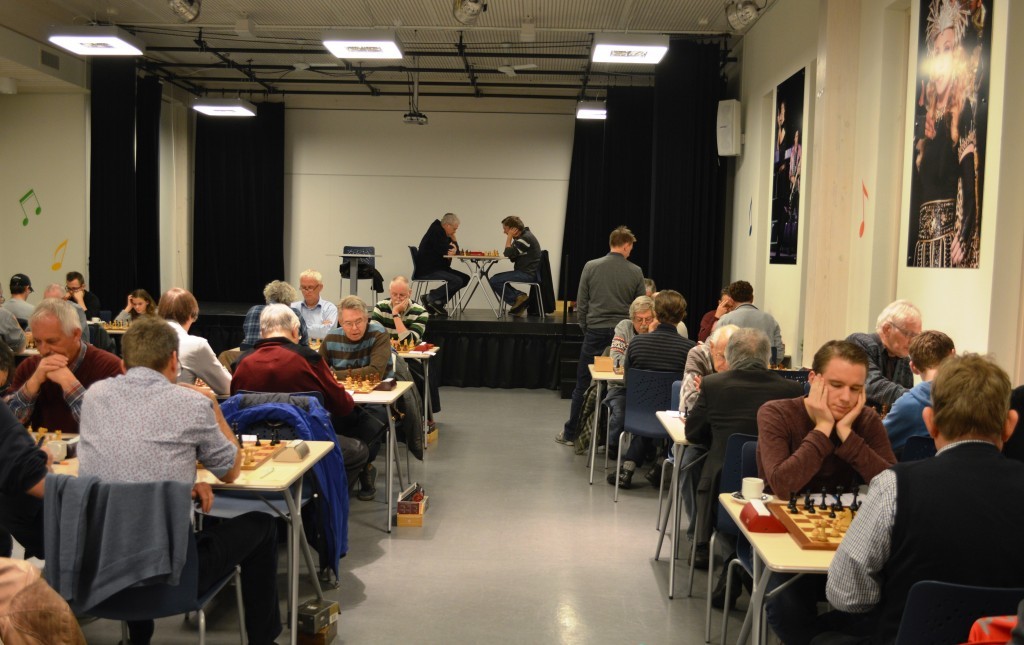 Op het podium de Venhuizer vierkampers, in de zaal clubcompetitie- en bekerpartijen.