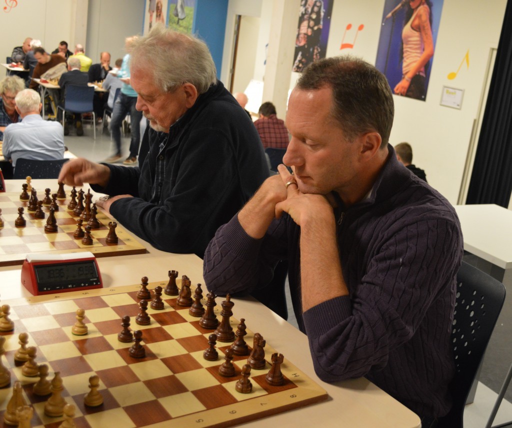 Ardjan Langedijk (rechts): enige winstpartij in eerste ronde en eerste koploper.