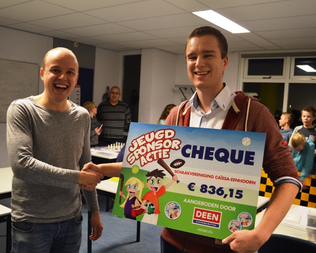 Melvin Diephuis heeft namens Deen Supermarkten de symbolische cheque overhandigd aan Robbert van Dijkhuizen.