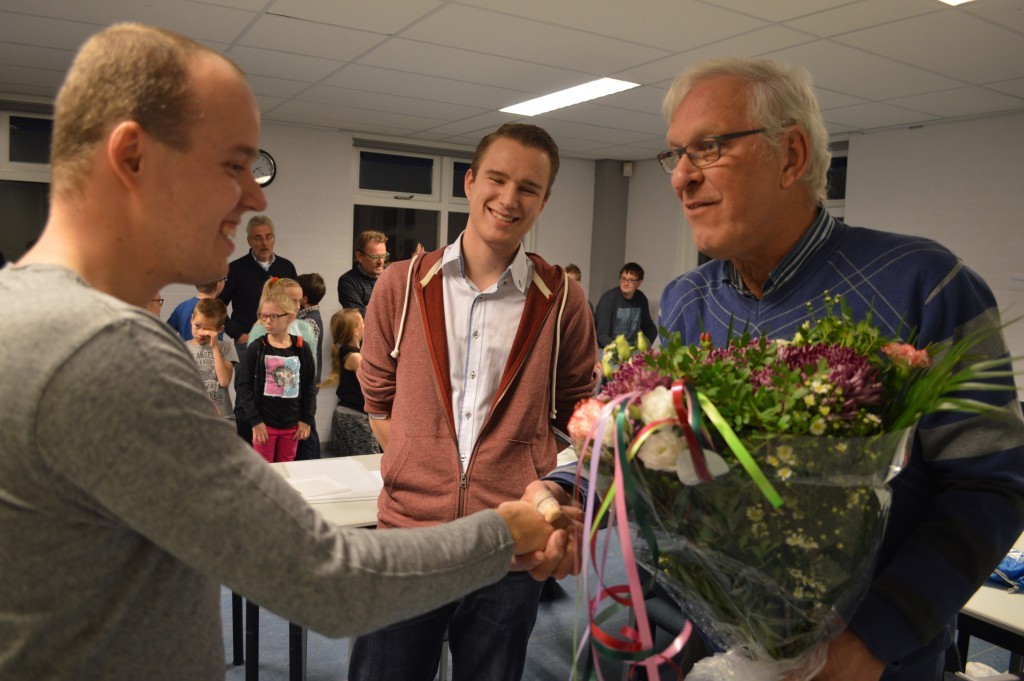 Bestuurslid Arend Stapel bedankt Melvin Diephuis met een bos bloemen.