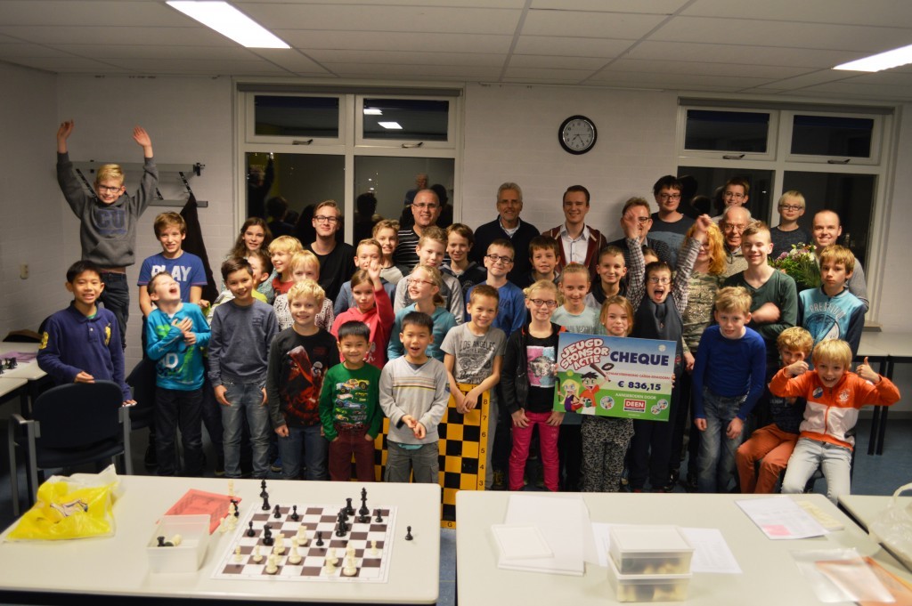De jeugd van Caïssa-Eenhoorn is blij met het sponsorbedrag van Deen Supermarkten.