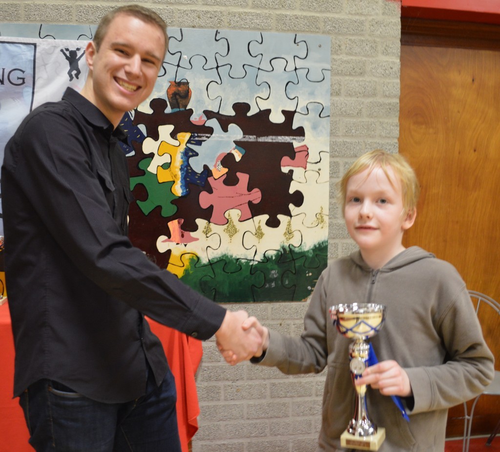 Robbert van Dijkhuizen feliciteert Aron V erweij met zijn E-kampioenschap.