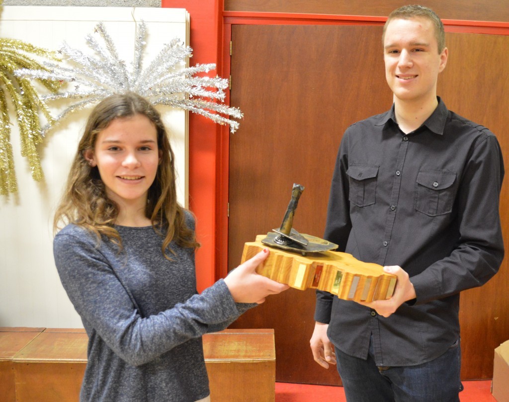 Toernooidirecteur Robbert van Dijkhuizen reikt de wisseltrofee uit aan Westfries jeugdkampioene Robin Duson.