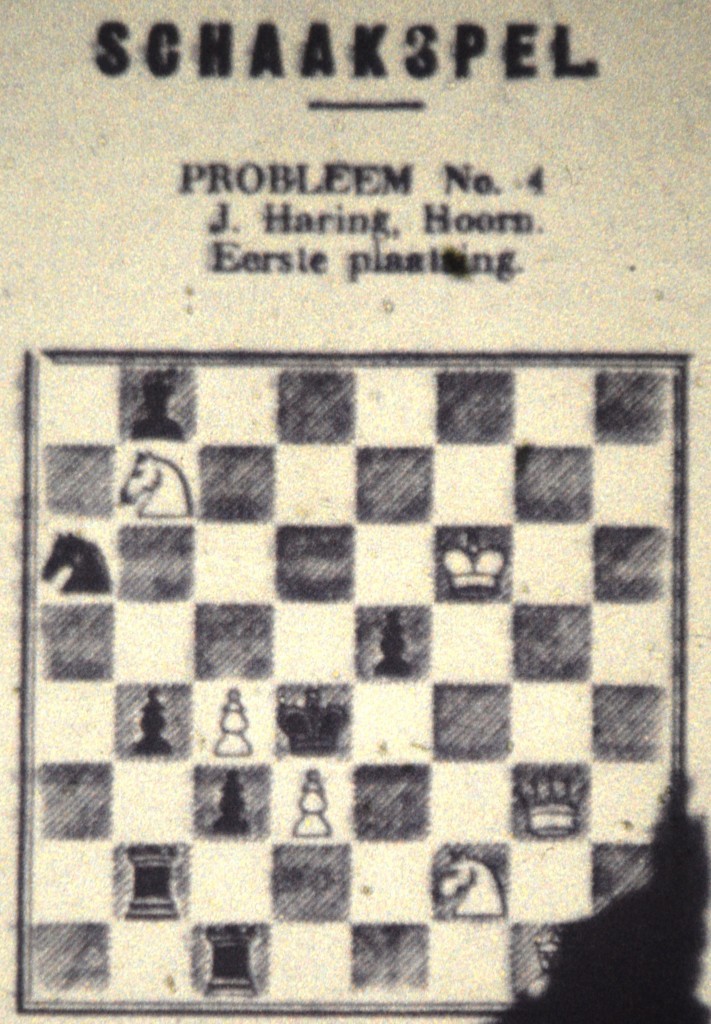 De probleemstelling van Jac. Haring in Onze Courant van 26 maart 1932. Op g1 staat een witte loper, op h1 staat niets. Wit geeft mat in twee.