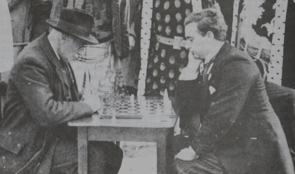 Voorzitter Fruin (rechts), spelend tegen Caïssa's eerste erelid Willem Tensen.