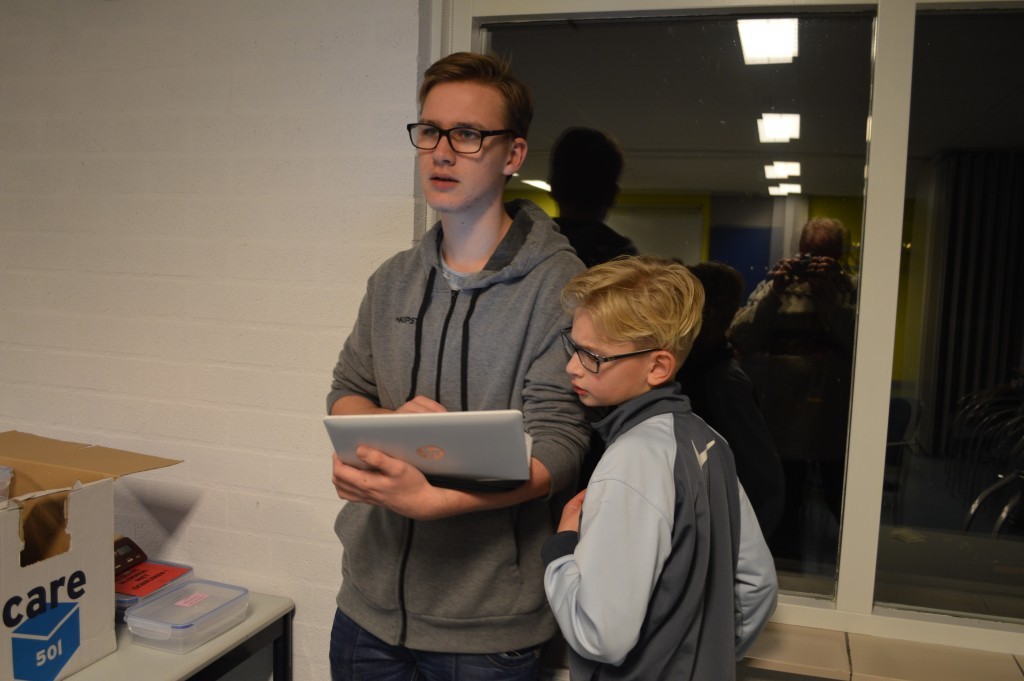 Daan Huberts heeft een winstpartij doorgegeven aan toernooidirecteur Martijn de Wit en kijkt op de laptop hoe hij er voor staat.