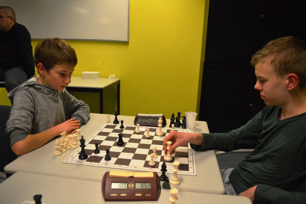 De beslissing is gevallen. Met de zwarte koning op c6 heeft wit met Tc3 schaak gegeven en een zet later de toren op b2 veroverd. David Verweij wordt de eerste jeugdkampioen snelschaken van Caïssa-Eenhoorn.