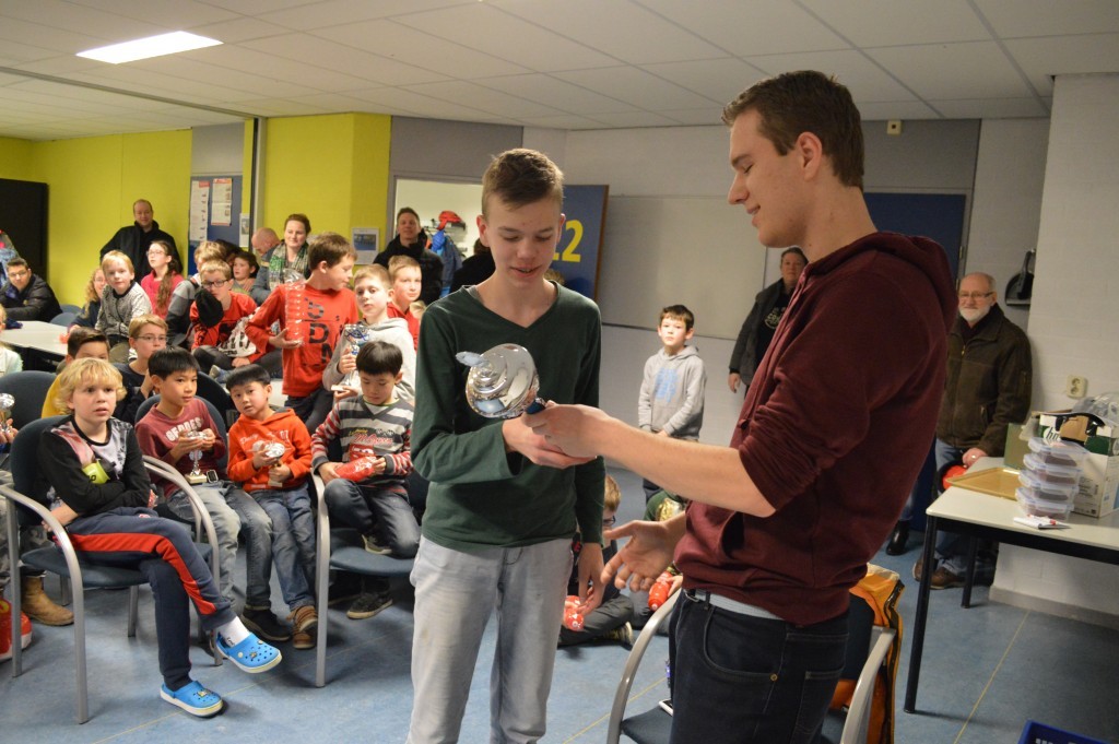 Als eerste speler krijgt David Verweij uit handen van Robbert van Dijkhuizen, bestuurslid jeugd, de wisselbeker van het snelschaak-jeugdkampioenschap van Caïssa-Eenhoorn overhandigd.