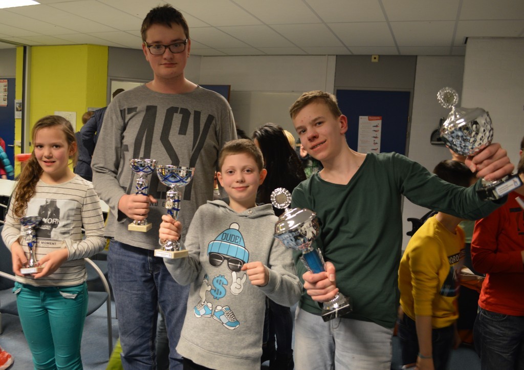 De top vier van Caïssa-Eenhoorns eerste snelschaakkampioenschap voor de jeugd. Vlnr Stella Duson, Thomas van der Knaap, Kevin de Rooij en David Verweij (met in zijn linkerhand de wisselbeker).