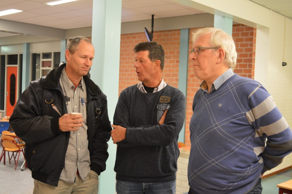 Nico Hauwert (links) wordt welkom geheten door Arnold van der Wolff (midden) en Arend Stapel. Halverwege de jaren zeventig waren de drie ploeggenoten in Caïssa 1.