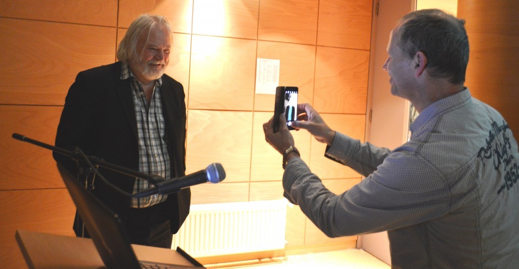 Nico Hauwert, in het bezit van diverse schaaktitels, neemt een foto van grootmeester Artur Jussupow en...