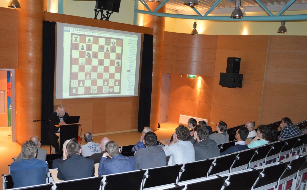 De 'studenten' van Caïssa-Eenhoorn volgen Carlsen - Karjakin 1-0 op de voet. Het scherm tont de stelling na 11. Pc4.