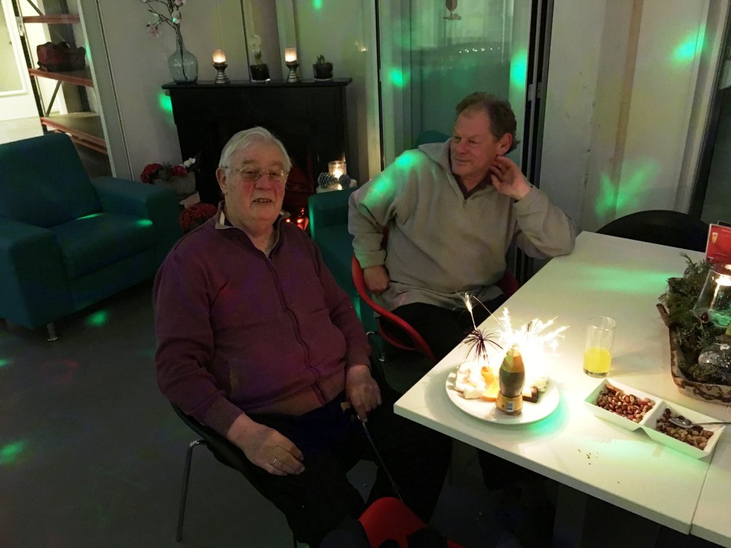 Sterretjes en een drankje voor de 90-jarige Frans Bouwman die - nadat het vuur is gedoofd - met Co Buysman op zijn schaakloopbaan zal terugblikken.