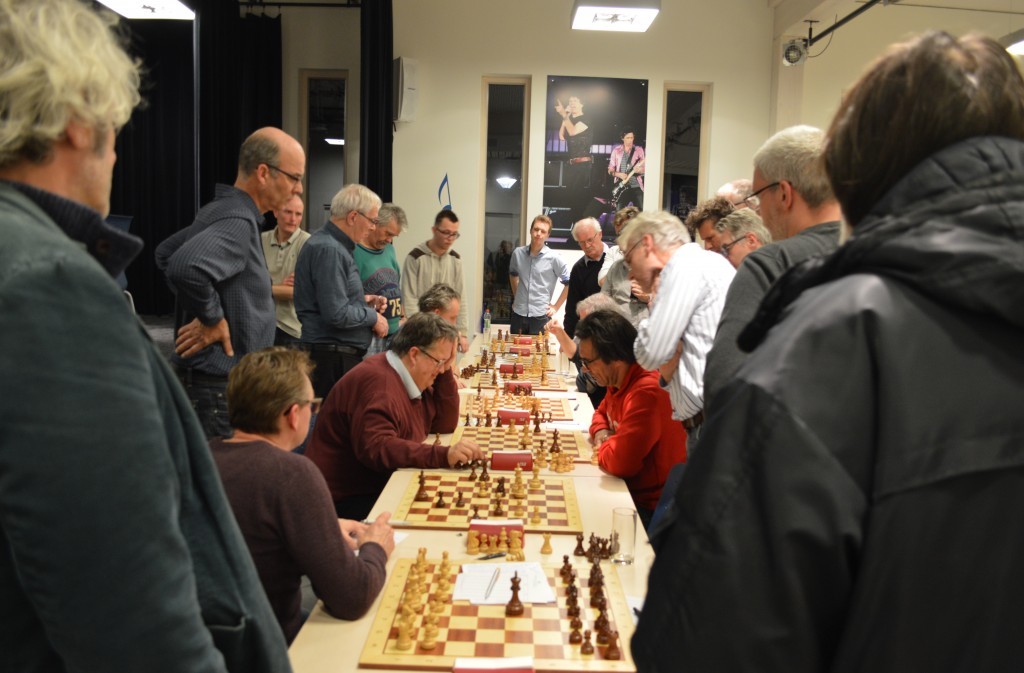Grote spanning bij Caïssa-Eenhoorn 3 - HWP 3. Op bord 6 spelen Fred Avis (links) en Cees Visser. Aan publieek geen gebrek.