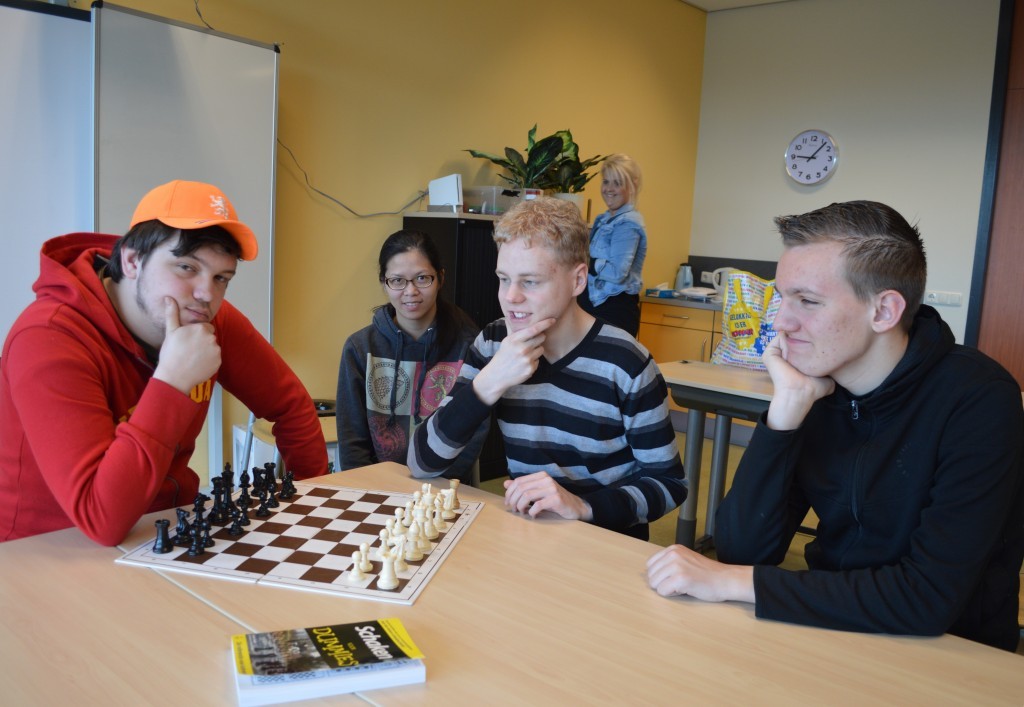 Vier jonge schaakliefhebbers van De Stormvogel. Vlnr Karel, Ayla, Jacco en Jacco.